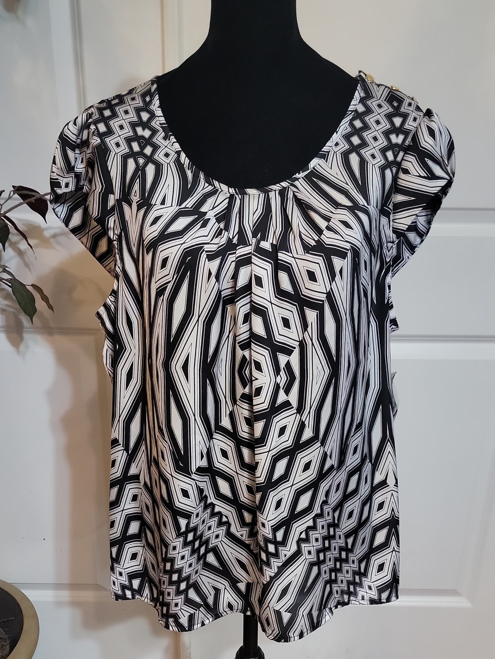 (#6) Black & White Geometric Cap Sleeve Blouse